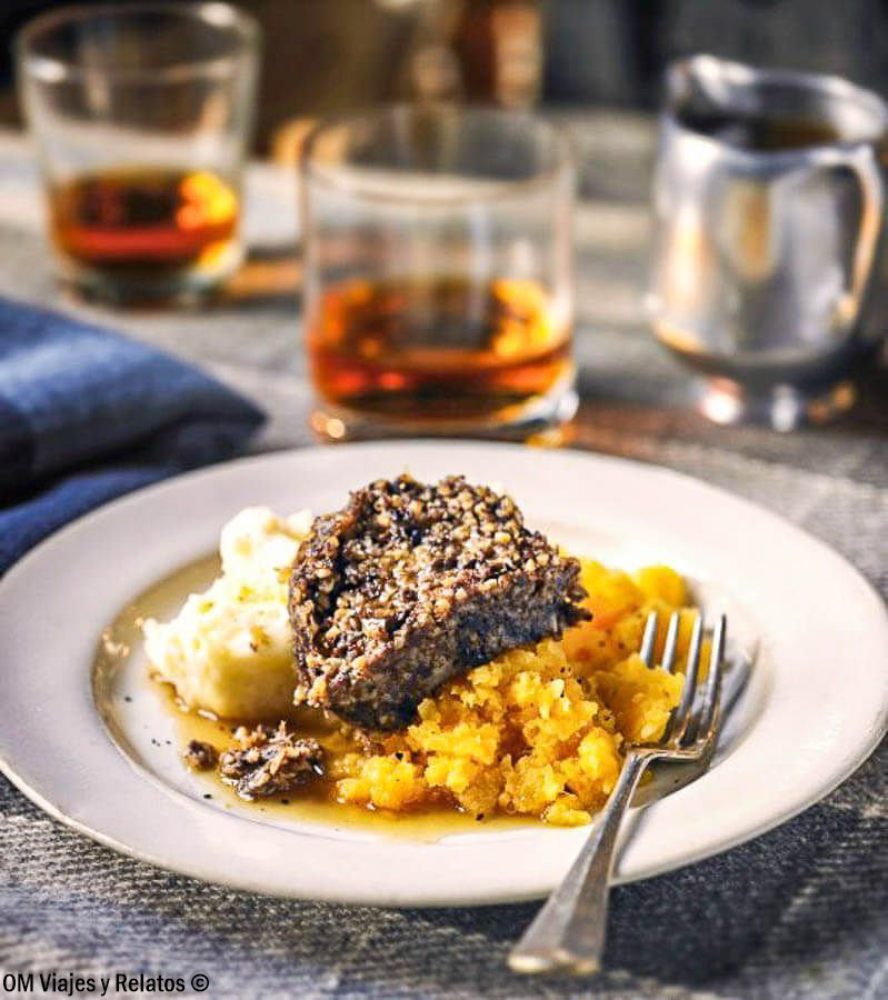 Haggis con neeps y tatties, plato tradicional escocés servido en Edimburgo
