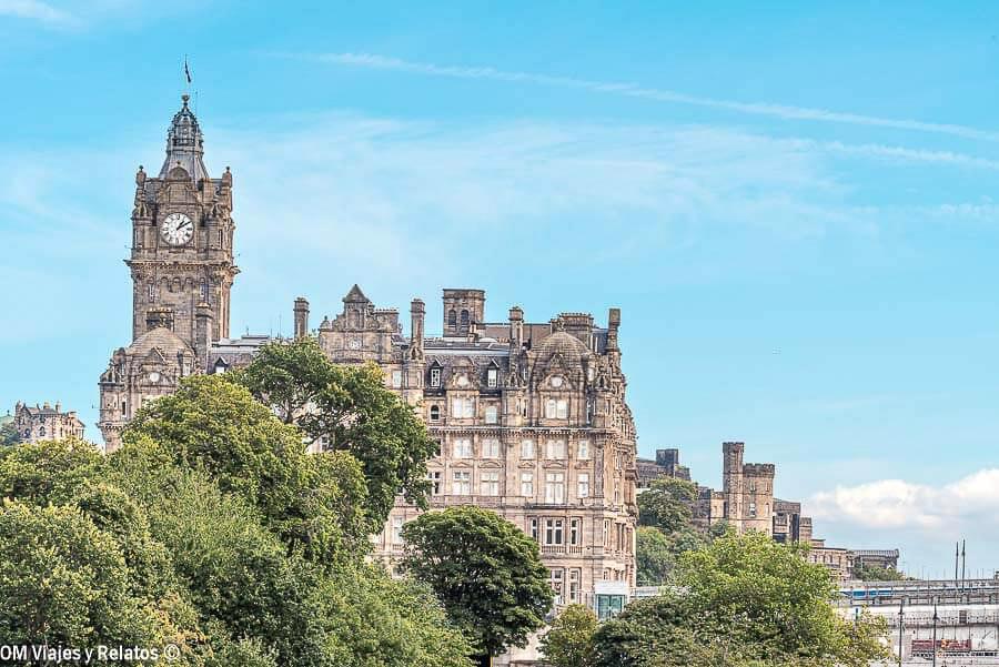 Hotel Balmoral y su torre del reloj vistos desde Princes Street Gardens en Edimburgo
