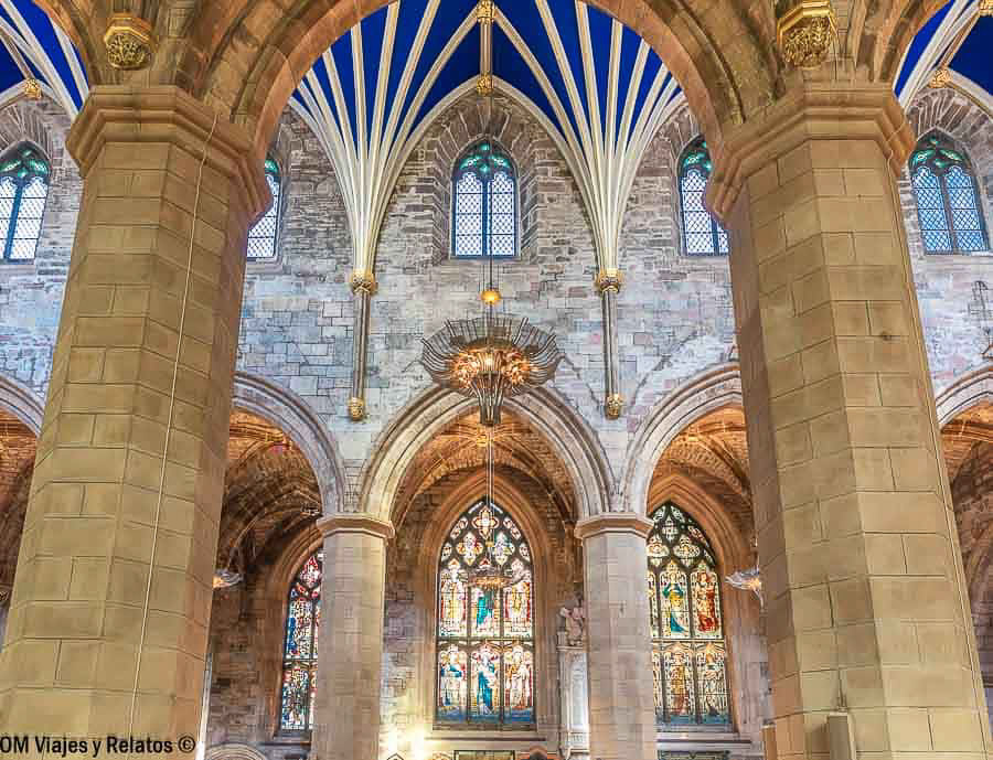 Interior de la Catedral de St Giles en Edimburgo, con arcos góticos y vidrieras de colores