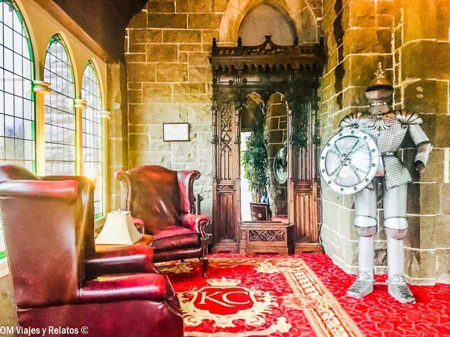 Interior de Kilronan Castle con armadura y decoración medieval en Irlanda