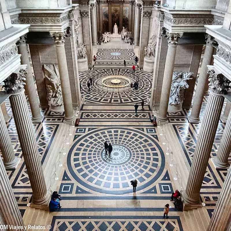 Interior del Panteón de París visto desde arriba, con sus columnas monumentales, esculturas y suelos de mármol geométricos