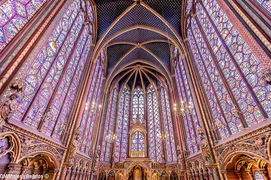 Interior de la Sainte-Chapelle de París, con sus impresionantes vidrieras de colores y bóvedas góticas decoradas
