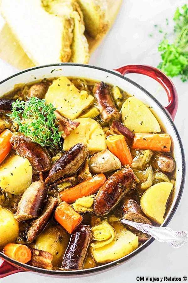 Irish coddle tradicional con salchichas, patatas y verduras