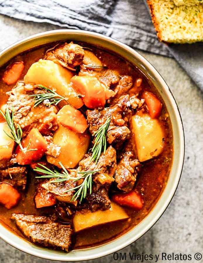 Irish stew tradicional con carne, patatas y zanahorias durante nuestro viaje por Irlanda