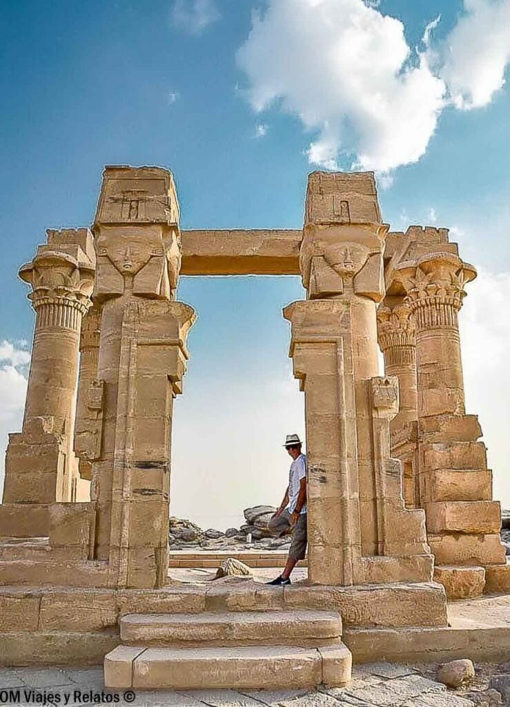 JC junto a las columnas con capiteles de Hathor en el Templo de Philae, Aswan
