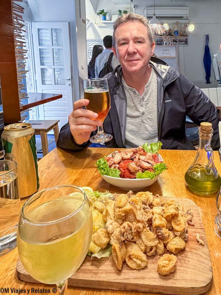 JC probando pescado y marisco durante nuestro viaje a Dubrovnik