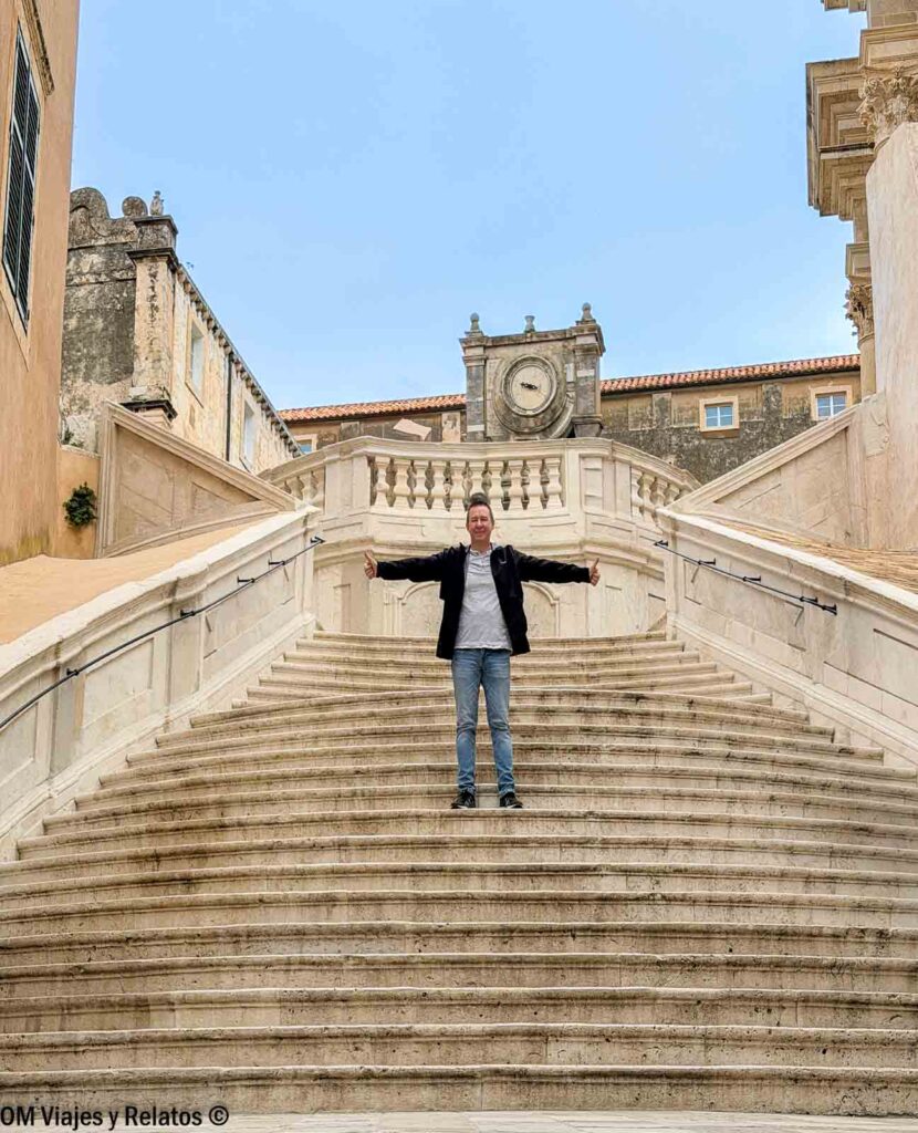 JC en la escalinata de los Jesuitas durante nuestro viaje a Dubrovnik