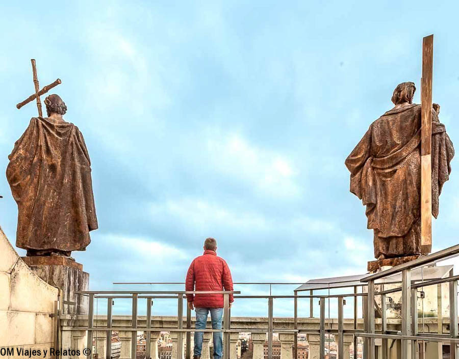 JC contemplando las vistas de Madrid desde el mirador de la Catedral de la Almudena, entre dos esculturas religiosas