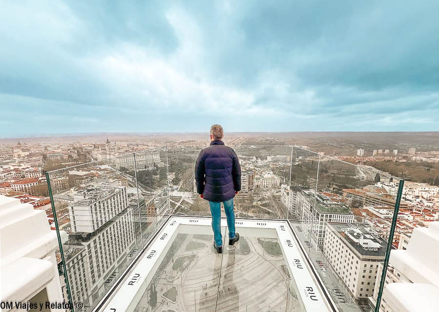 JC en la pasarela de cristal del mirador 360º del Hotel Riu Plaza España, con vistas panorámicas de Madrid