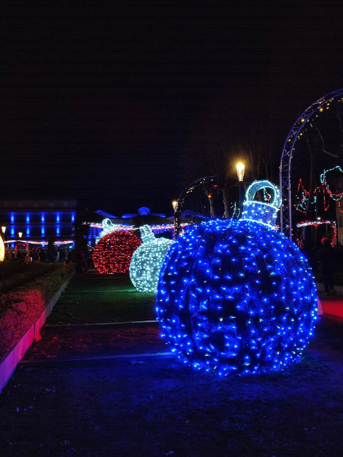 Bolas luminosas de Navidad en la plaza Gambetta de Carcassonne
