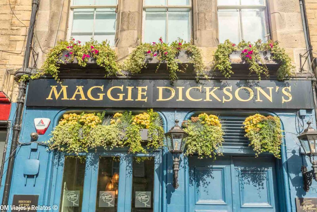 Fachada del pub Maggie Dickson's en Grassmarket, Edimburgo, decorada con flores