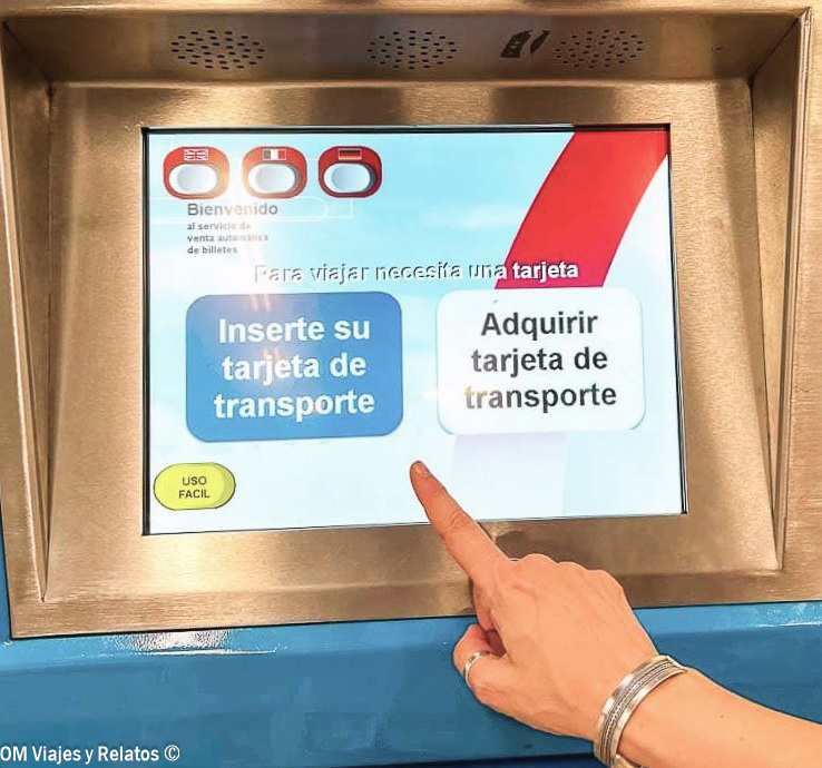 Pantalla de una máquina del Metro de Madrid con las opciones para insertar o comprar una tarjeta de transporte