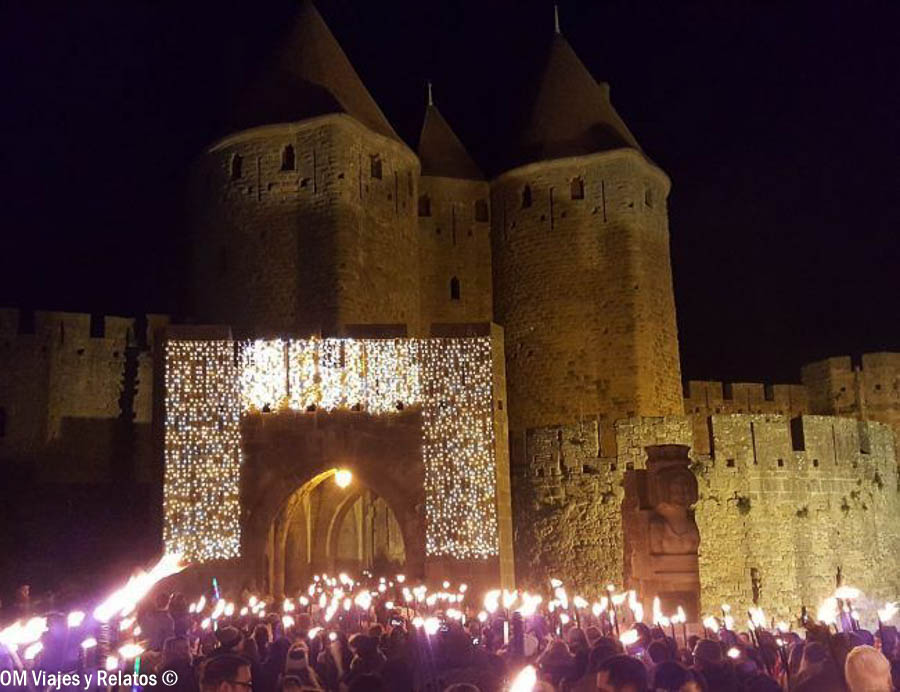 Marcha de antorchas frente a la Ciudadela de Carcassonne durante la Navidad