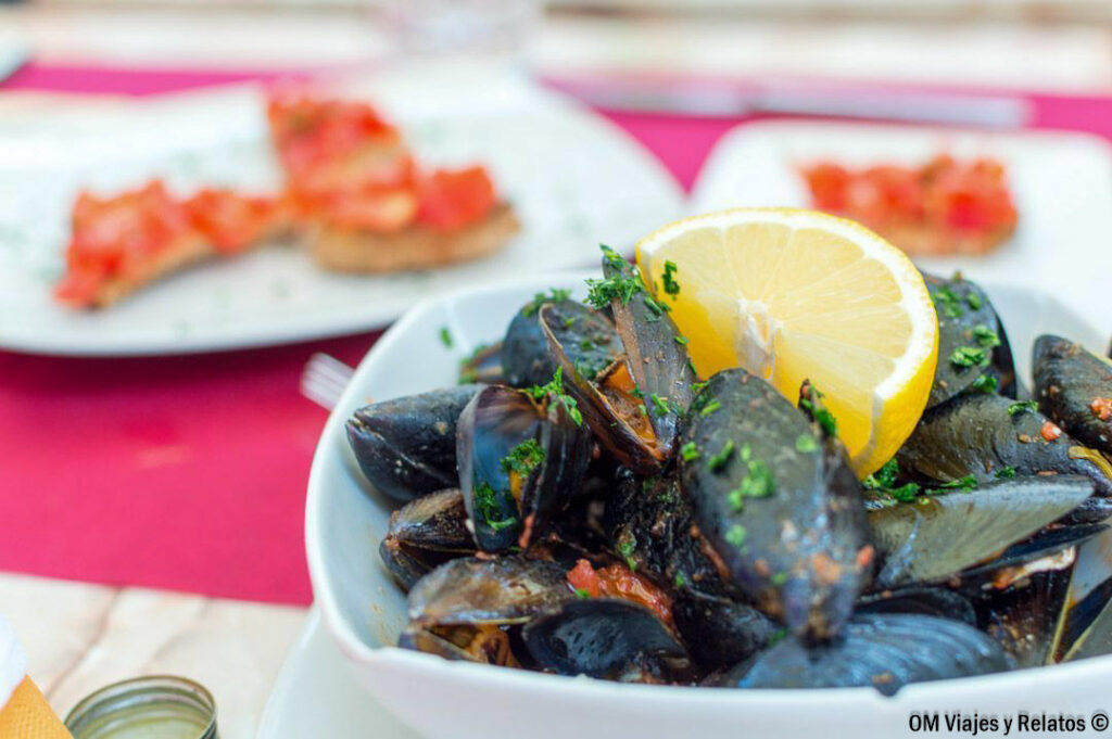 Plato de mejillones al vapor con limón y perejil, acompañado de tostadas, en un restaurante de Irlanda