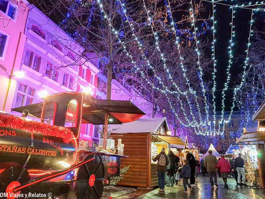 Mercado navideño iluminado de Carcassonne en Navidad con puestos y luces