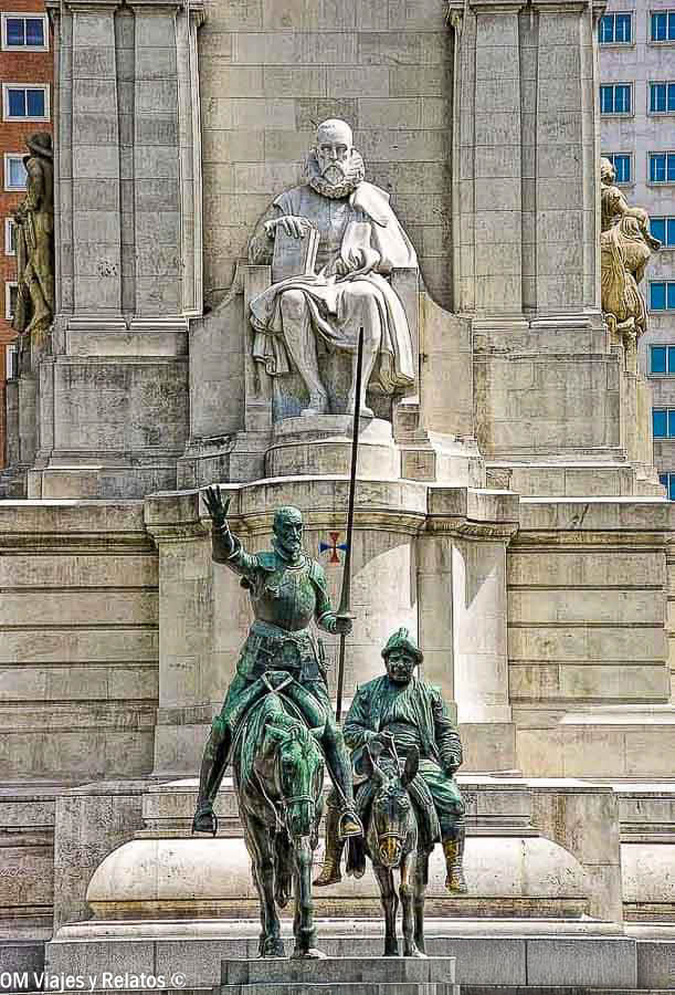 Monumento a Miguel de Cervantes en la Plaza de España de Madrid, con las esculturas de Don Quijote y Sancho Panza a caballo