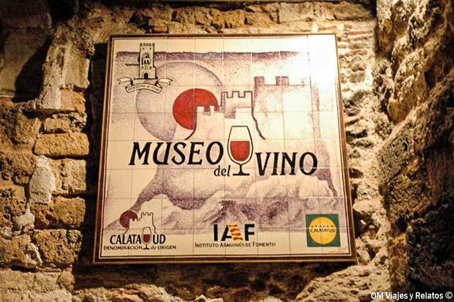 Cartel del Museo del Vino de la Denominación de Origen Calatayud, situado en el Monasterio de Piedra, Zaragoza