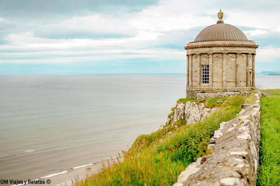 Mussenden Temple sobre los acantilados de la costa de Irlanda del Norte