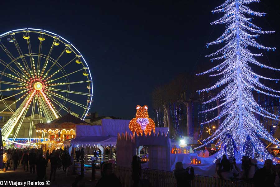 Noria y gran árbol iluminado en Carcassonne en Navidad