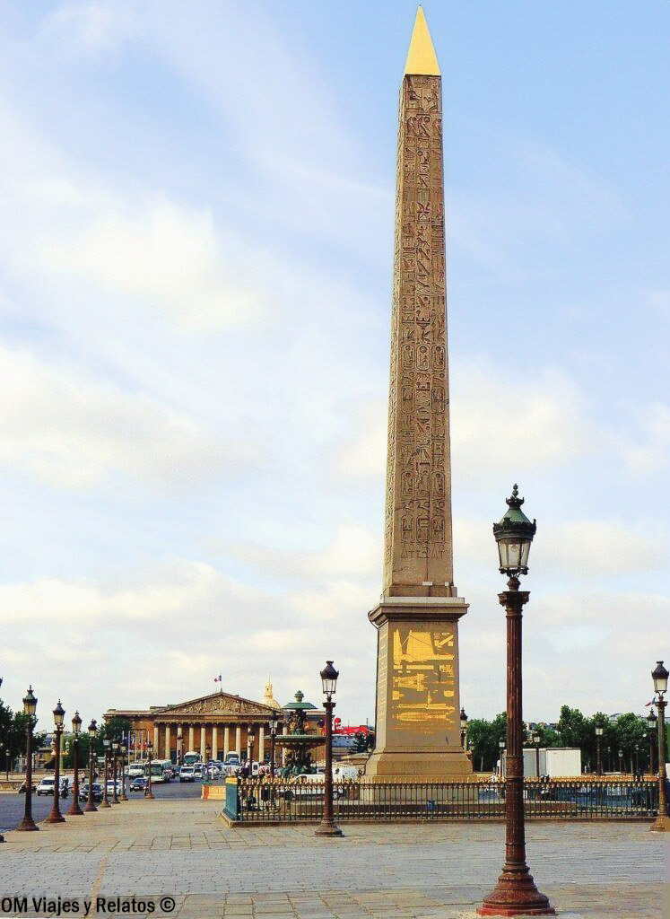 Obelisco de Luxor con jeroglíficos egipcios en la Plaza de la Concordia de París