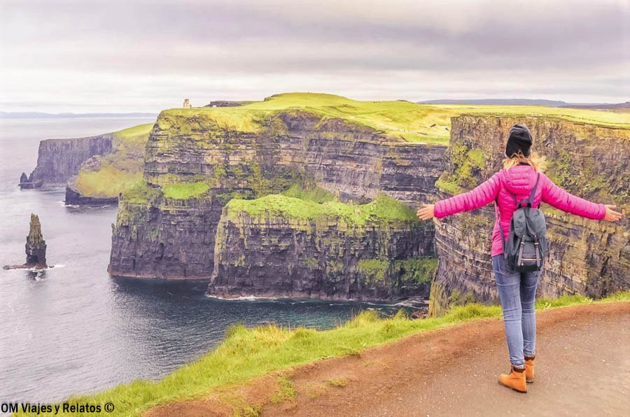 Foto mía contemplando los Acantilados de Moher durante nuestra ruta por Irlanda en 7 días