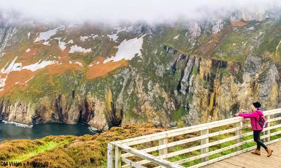 Una servidora contemplando los acantilados de Slieve League durante nuestra ruta por Irlanda en 7 días