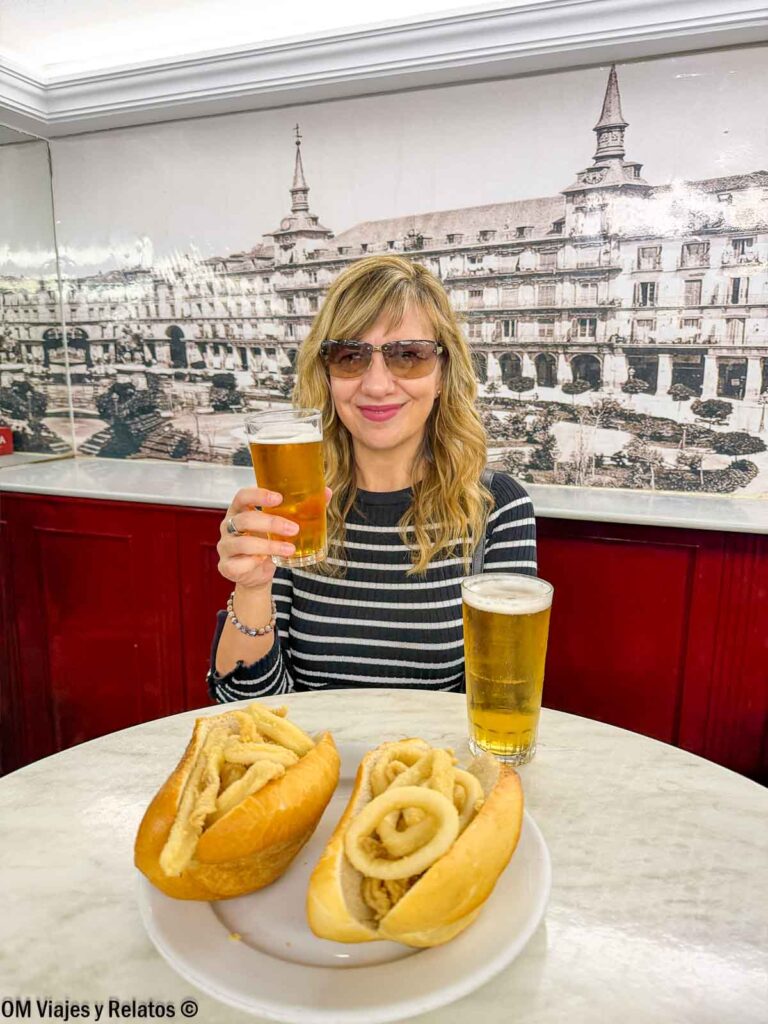 Foto mía disfrutando de una cerveza y dos bocadillos de calamares, una de las especialidades gastronómicas más típicas de Madrid