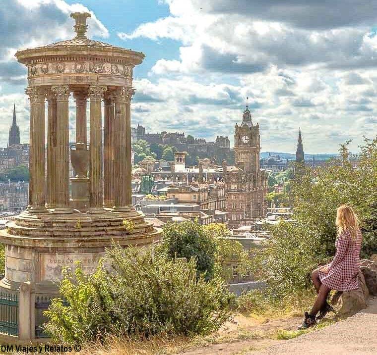 Una servidora en Calton Hill junto al monumento Dugald Stewart y las vistas del centro de Edimburgo