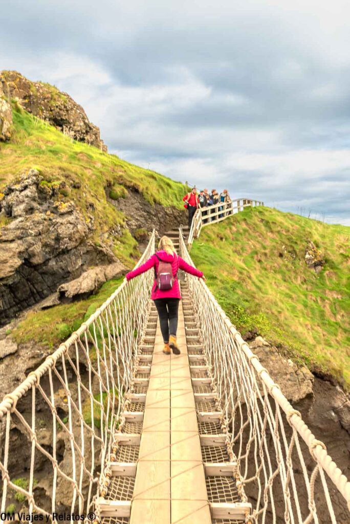Servidora cruzando el puente colgante de Carrick-a-Rede en Irlanda del Norte