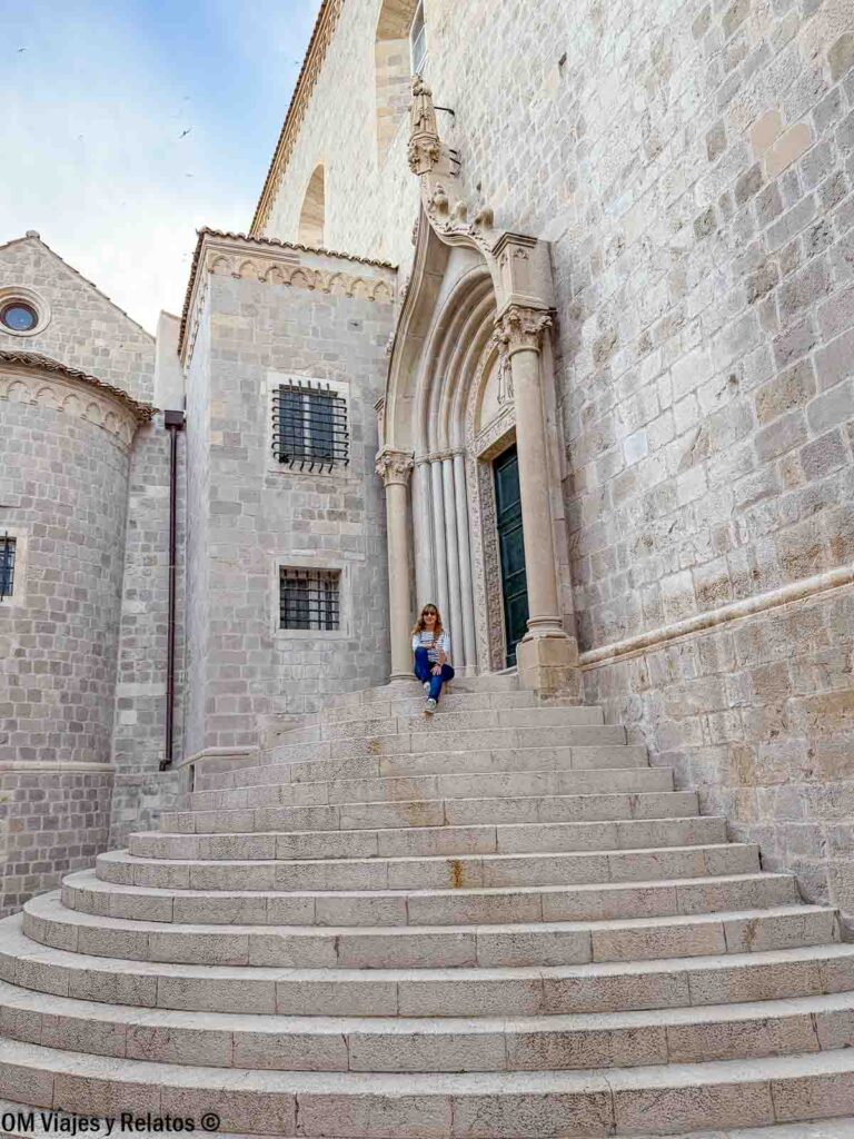 Una servidora en las escaleras de la Catedral de Dubrovnik