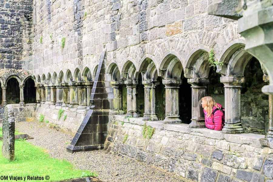 Foto mía en el claustro medieval de Sligo Abbey en Irlanda
