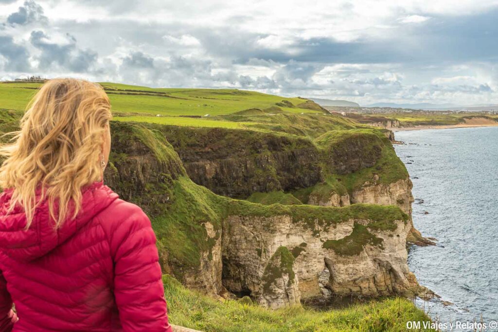 Foto mía contemplando los acantilados de la costa de Antrim en Irlanda del Norte
