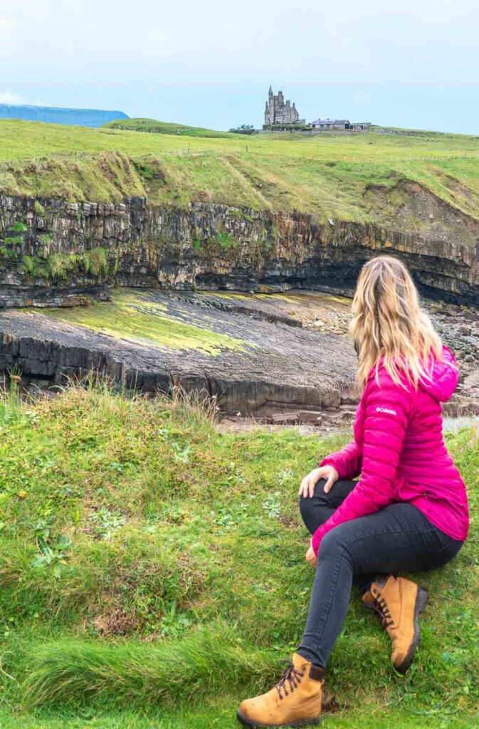 Foto mía contemplando Classiebawn Castle desde la costa de Mullaghmore, Irlanda