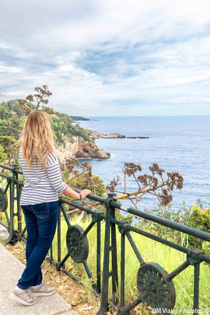 Servidora contemplando el mar Adriático durante nuestra ruta por Dubrovnik en un día