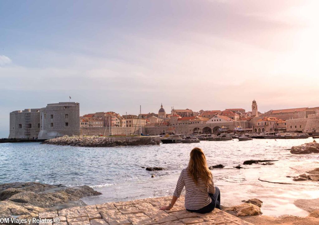 Foto mía contemplando el casco histórico de Dubrovnik al atardecer