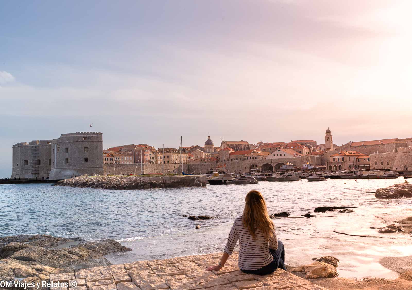 Foto mía contemplando el casco histórico de Dubrovnik al atardecer