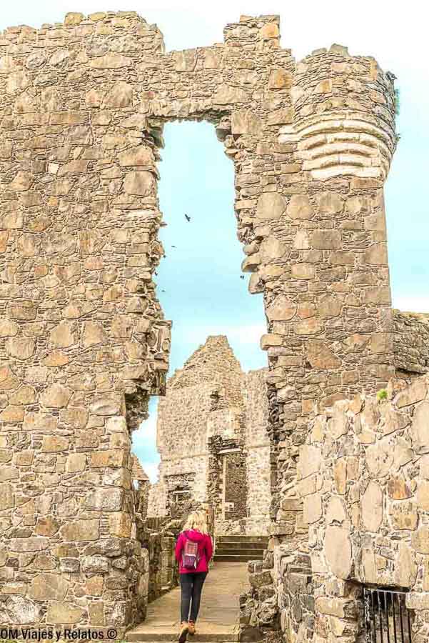 Foto mía recorriendo las ruinas de Dunluce Castle en Irlanda del Norte