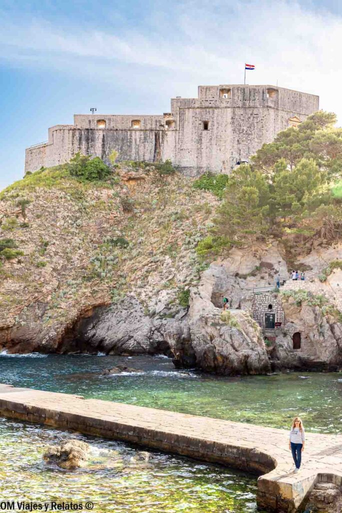 Servidora junto al mar con la Fortaleza de Lovrijenac de Dubrovnik al fondo
