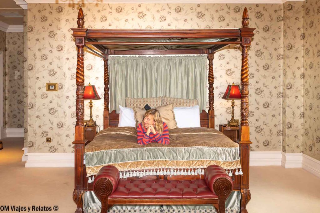 Yo en nuestra habitación del Kilronan Castle durante el viaje por Irlanda
