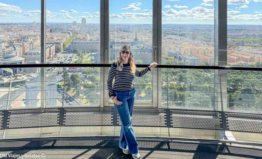 Foto mía disfrutando de las vistas panorámicas de Madrid desde el mirador del Faro de Moncloa
