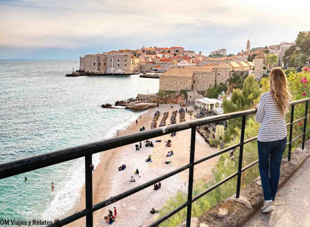 Foto mía contemplando Dubrovnik desde el mirador sobre la playa de Banje