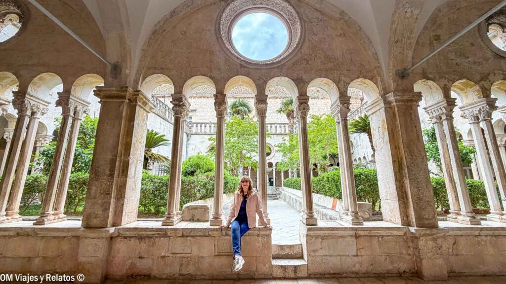 Una servidora en el claustro del Monasterio Franciscano de Dubrovnik