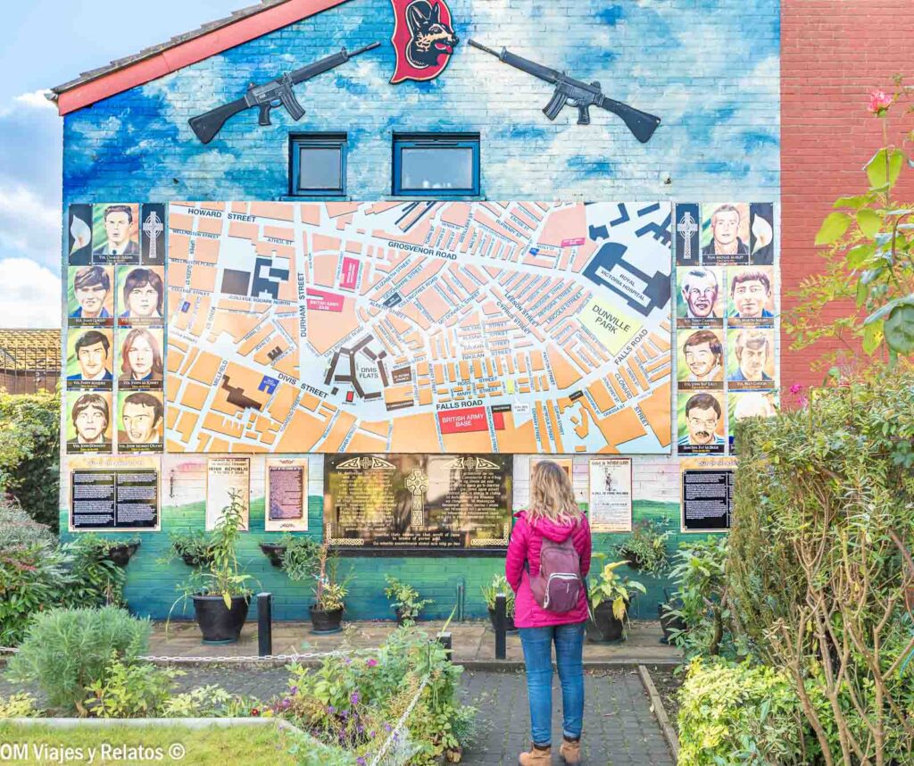 Yo frente a un mural de Falls Road en Belfast durante nuestro viaje por Irlanda