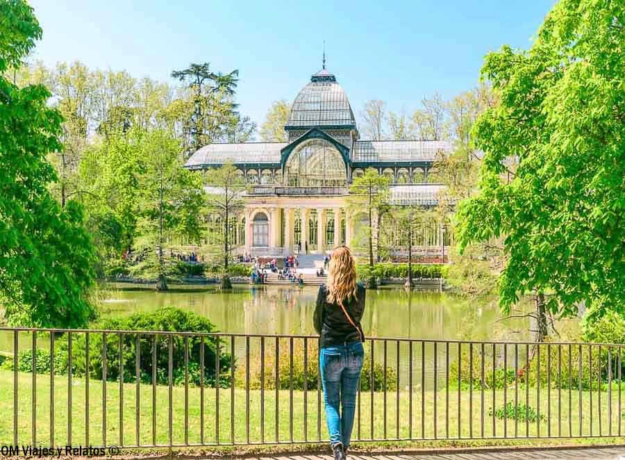 Foto mía contemplando el Palacio de Cristal y su estanque en el Parque del Retiro de Madrid