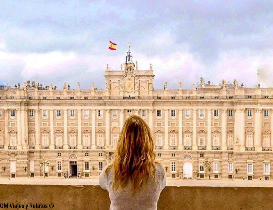 Servidora contemplando la fachada principal del Palacio Real de Madrid desde la Plaza de Oriente
