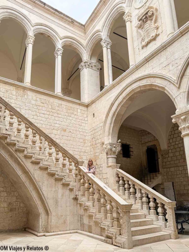 Foto mía visitando el interior del Palacio del Rector de Dubrovnik