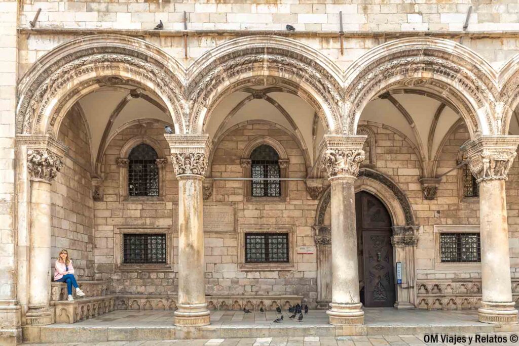 Foto mía junto a los arcos del patio del Palacio Sponza de Dubrovnik