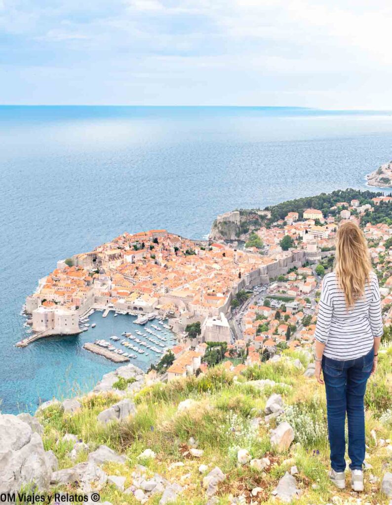 Yo contemplando Dubrovnik y su casco histórico desde un mirador panorámico
