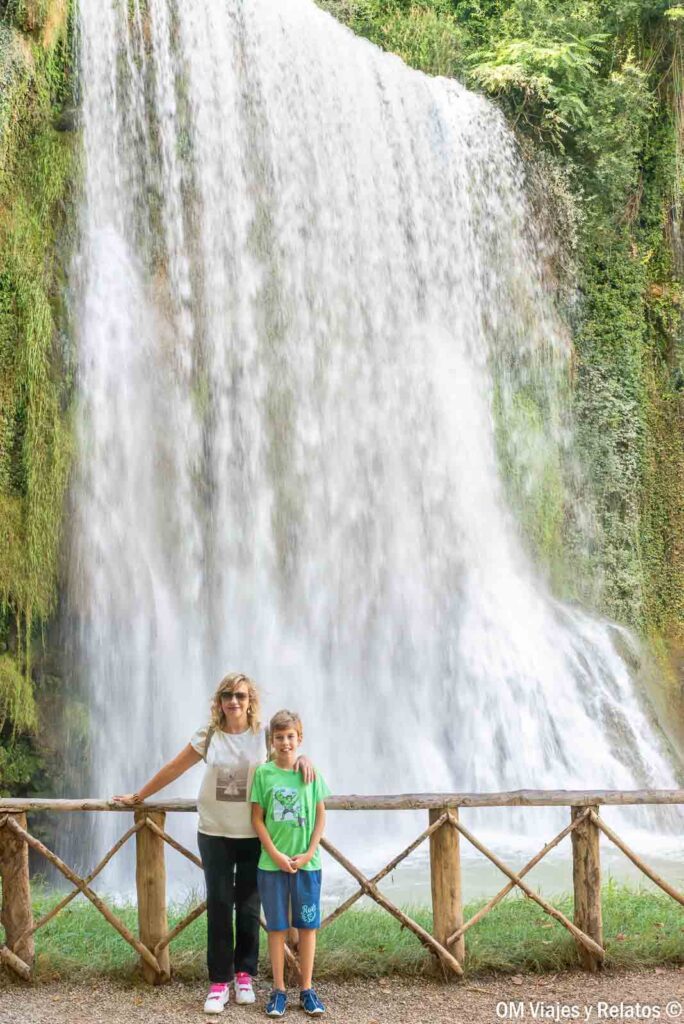 Olga y Raúl junto a una espectacular cascada del Monasterio de Piedra, en Zaragoza