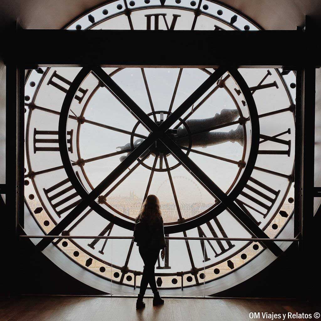 Foto mía contemplando las vistas de París a través del gran reloj del Museo de Orsay